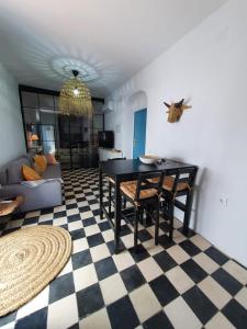 - un salon avec une table et un canapé dans l'établissement CASA VERA, à Vejer de la Frontera