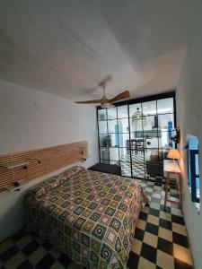 - une chambre avec un lit et une grande fenêtre dans l'établissement CASA VERA, à Vejer de la Frontera