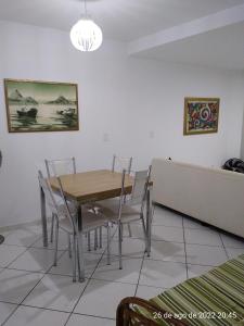 - une salle à manger avec une table et des chaises en bois dans l'établissement Cantinho Bonsai, à Rio de Janeiro