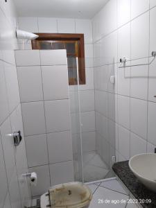 La salle de bains est pourvue d'une douche, de toilettes et d'un lavabo. dans l'établissement Cantinho Bonsai, à Rio de Janeiro
