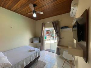 una camera con letto, finestra e tavolo di Smart Suíte a Boa Vista