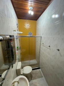 a bathroom with a toilet and a shower at Smart Suíte in Boa Vista