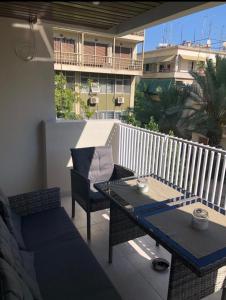 Balkón alebo terasa v ubytovaní Lovely Faliro Apartment next to the sea.