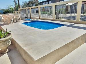 una piscina en un patio con una valla en Casa Damasco, en Florianópolis