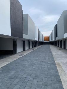 an empty courtyard of an office building with a clearermottermottermott at MOTEL BOUTIQUE GLAM in San José de Otates