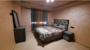 1 dormitorio con 1 cama y 2 altavoces en اقامة ريان, en Nador