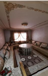 sala de estar con sofá y mesa en اقامة ريان, en Nador