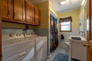 的住宿－Spruce Haven，一间带水槽和卫生间的浴室
