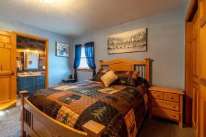 um quarto com uma cama de madeira e um lavatório em Spruce Haven 