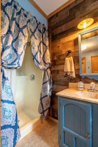 的住宿－Spruce Haven，带淋浴、盥洗盆和浴缸的浴室