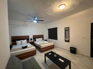 1 dormitorio con 2 camas y ventilador de techo en BALAM Playa - 15Th Ave en Playa del Carmen