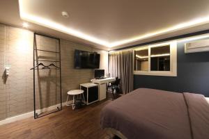 Televisi dan/atau pusat hiburan di Hotel Frenchcode