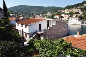 een wit huis met een trap naast een waterpartij bij Studio Stomorska 5239a in Stomorska +14 foto's