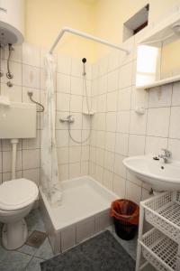 een badkamer met een bad, een toilet en een wastafel bij Studio Stomorska 5239a in Stomorska