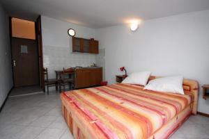 een slaapkamer met een groot bed en een tafel bij Studio Stomorska 5239b in Stomorska