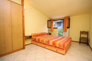 a bedroom with a bed and a window at Studio Stomorska 5239e in Stomorska