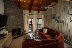 sala de estar con sofá y chimenea en COZY Condo at Canyon Lodge! Sleeps 8, a walk to Canyon Lodge, en Mammoth Lakes