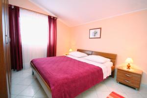 Tempat tidur dalam kamar di Apartments by the sea Vinisce, Trogir - 5229