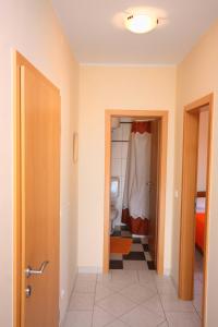 Koupelna v ubytování Apartments by the sea Vinisce, Trogir - 5229