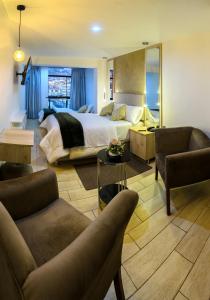 Hotel Huaytapallana suites في وانكايو: غرفة نوم مع سرير وغرفة معيشة