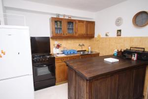 Kuchyň nebo kuchyňský kout v ubytování Holiday house with WiFi Okrug Gornji, Ciovo - 5253