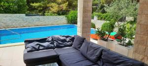 Bazén v ubytovaní Seaside apartments with a swimming pool Okrug Donji, Ciovo - 5244 alebo v jeho blízkosti