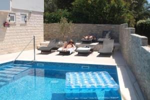 Bazén v ubytovaní Seaside apartments with a swimming pool Okrug Donji, Ciovo - 5244 alebo v jeho blízkosti