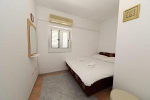 Posteľ alebo postele v izbe v ubytovaní Seaside apartments with a swimming pool Okrug Donji, Ciovo - 5244