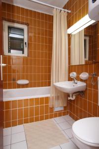 Koupelna v ubytování Apartments by the sea Igrane, Makarska - 5266