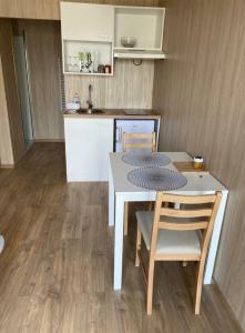 Kuchyňa alebo kuchynka v ubytovaní Gîte atypique en bois entre ville et verdures
