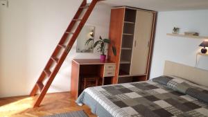 Postel nebo postele na pokoji v ubytování Studio Igrane 5266b