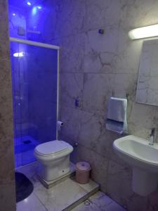 uma casa de banho com um chuveiro, um WC e um lavatório. em Hostel Trilhas e Rotas - a 150m da Avenida Paulista em São Paulo
