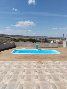a swimming pool on top of a house at POUSADA ALVE VERDe in Capitólio