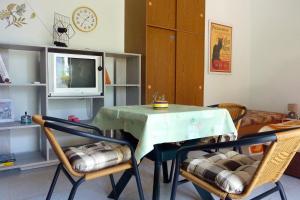 Studio Zavode 5252a في لوكفا روجوزنيكا: غرفة معيشة مع طاولة وكرسيين