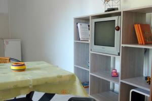 Studio Zavode 5252a في لوكفا روجوزنيكا: غرفة معيشة مع تلفزيون ورف كتاب