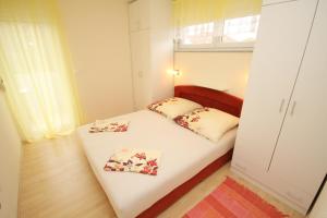 1 dormitorio con 1 cama con 2 almohadas en Apartments with a parking space Biograd na Moru, Biograd - 5282 en Biograd na Moru
