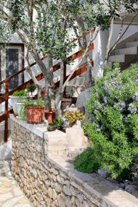 Vonkajšia záhrada v ubytovaní Apartments by the sea Drasnice, Makarska - 5265