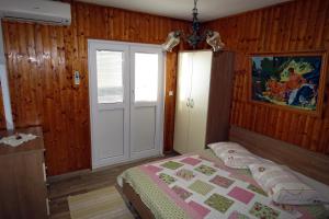 Posteľ alebo postele v izbe v ubytovaní Apartments by the sea Drasnice, Makarska - 5265