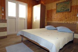 Posteľ alebo postele v izbe v ubytovaní Apartments by the sea Drasnice, Makarska - 5265