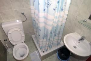 Kúpeľňa v ubytovaní Apartments by the sea Drasnice, Makarska - 5265