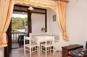 Posedenie v ubytovaní Apartments and rooms with parking space Vrbnik, Krk - 5301