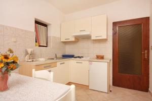 Kuchyňa alebo kuchynka v ubytovaní Apartment Vrbnik 5301b + 11 fotografií