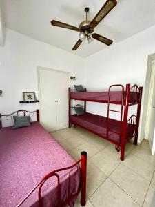 una camera con 2 letti a castello e un ventilatore a soffitto di Amplio departamento al frente en zona Plaza Colón - SOLO FAMILIAS - a Mar del Plata Altre 4 foto