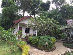 a small house in the middle of a garden at Baansanook Resort & Swimming Pool in Ko Chang