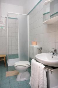 uma casa de banho com um WC e um lavatório em Double Room Vrbnik 5301b em Vrbnik