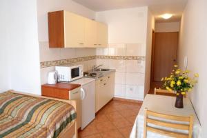 Η κουζίνα ή μικρή κουζίνα στο Apartments with a parking space Malinska (Krk) - 5289 +9 φωτογραφίες