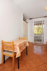 Ένα ή περισσότερα κρεβάτια σε δωμάτιο στο Apartments with a parking space Malinska (Krk) - 5289