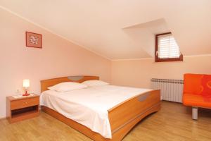 Posteľ alebo postele v izbe v ubytovaní Apartments and rooms with parking space Vrbnik, Krk - 5302