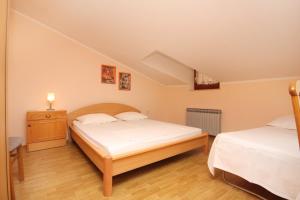 Posteľ alebo postele v izbe v ubytovaní Apartments and rooms with parking space Vrbnik, Krk - 5302