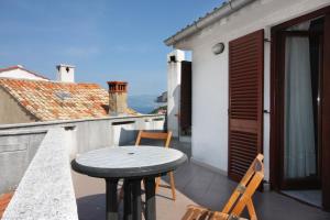 Balkón alebo terasa v ubytovaní Apartments and rooms with parking space Vrbnik, Krk - 5302